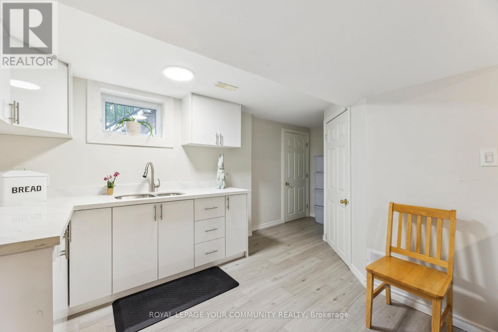 












1094 SOMERVILLE STREET

,
Oshawa,




Ontario
L1G4K5

