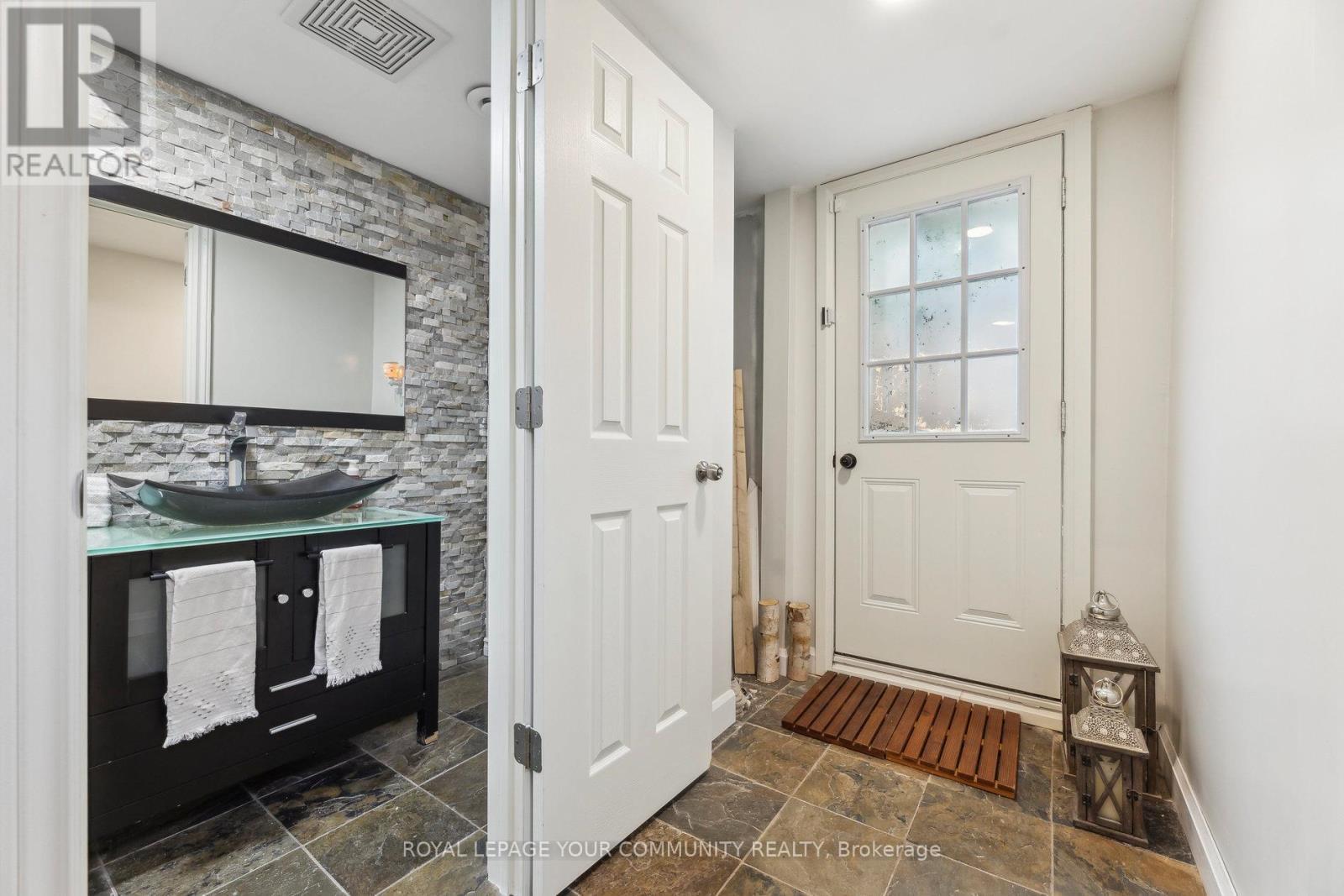 












1094 SOMERVILLE STREET

,
Oshawa,




Ontario
L1G4K5

