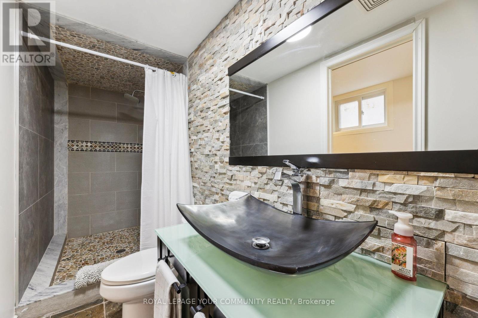 












1094 SOMERVILLE STREET

,
Oshawa,




Ontario
L1G4K5

