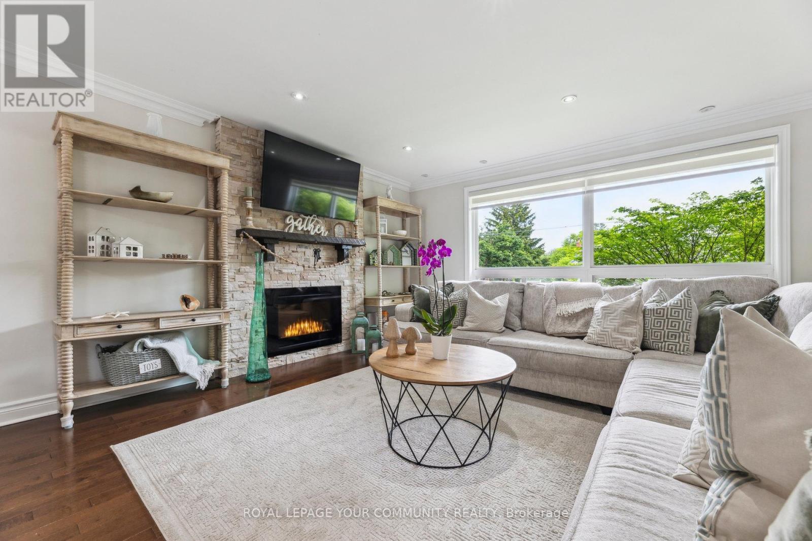 












1094 SOMERVILLE STREET

,
Oshawa,




Ontario
L1G4K5

