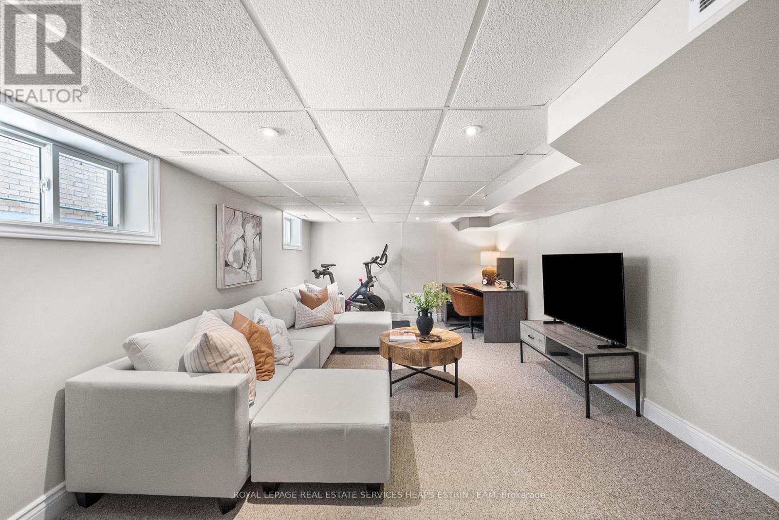 












284 BROADWAY AVENUE

,
Toronto,




Ontario
M4P1W3

