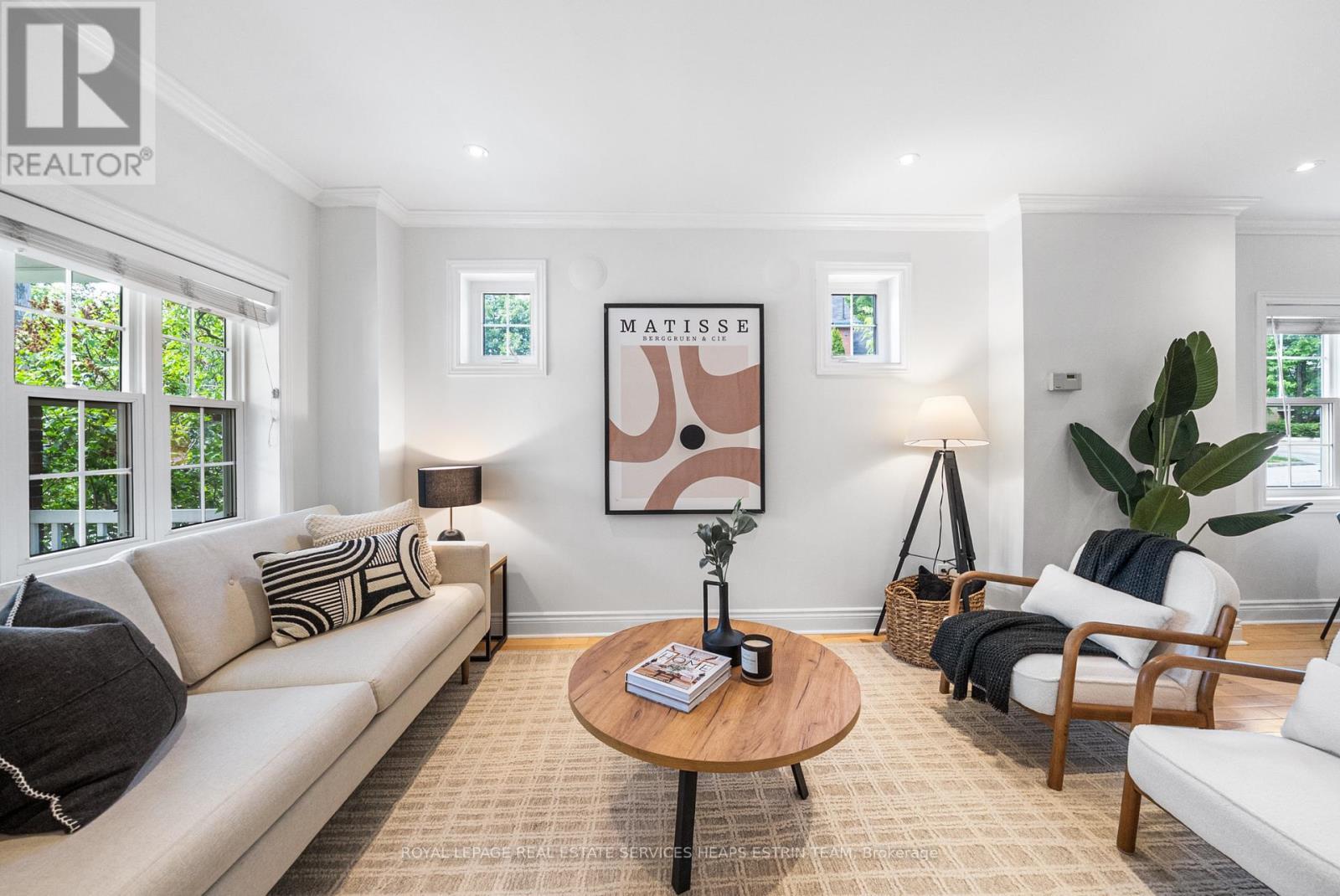 












284 BROADWAY AVENUE

,
Toronto,




Ontario
M4P1W3

