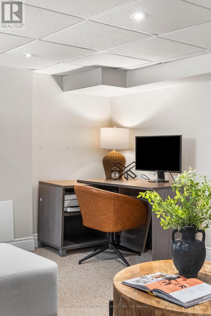 












284 BROADWAY AVENUE

,
Toronto,




Ontario
M4P1W3

