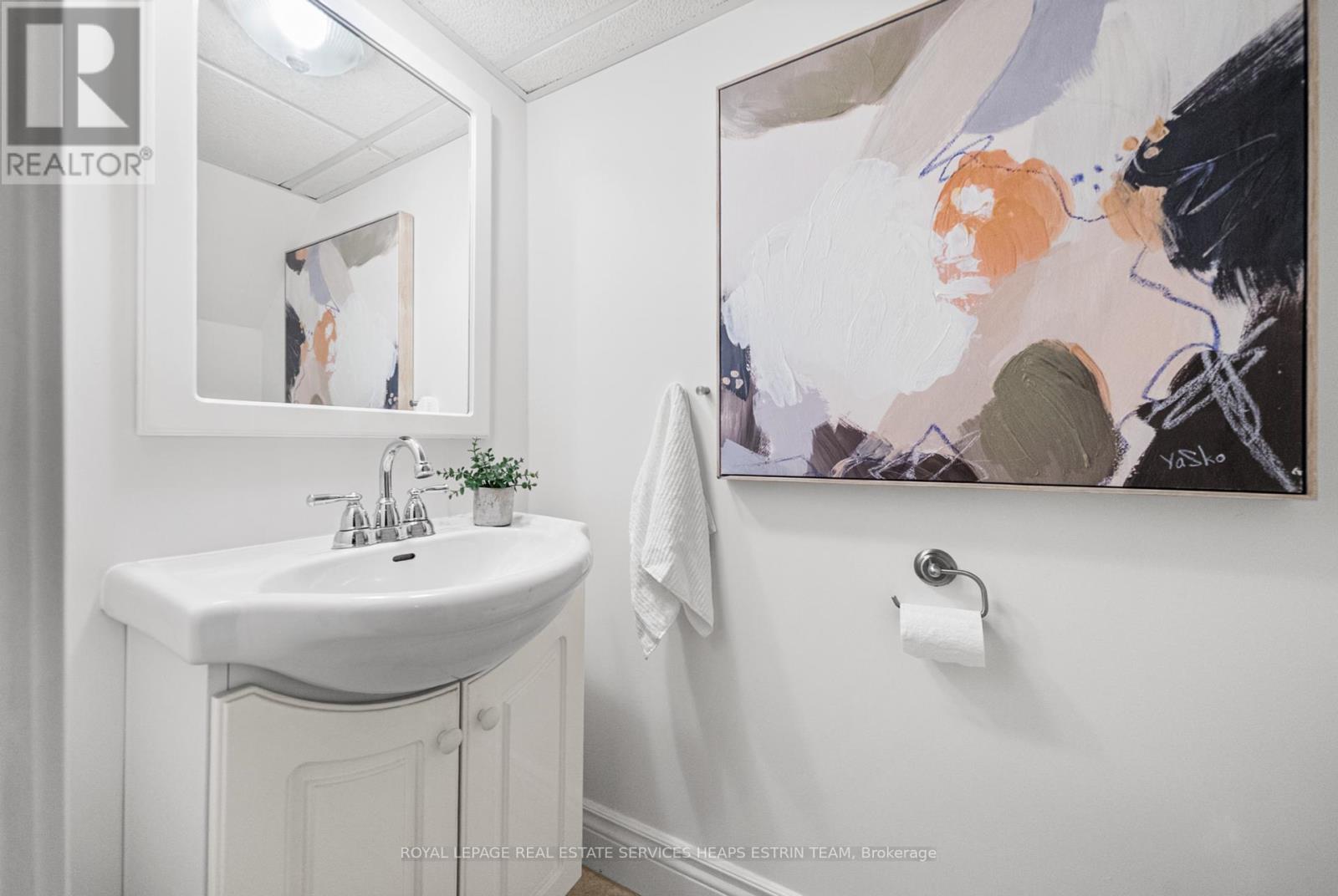 












284 BROADWAY AVENUE

,
Toronto,




Ontario
M4P1W3

