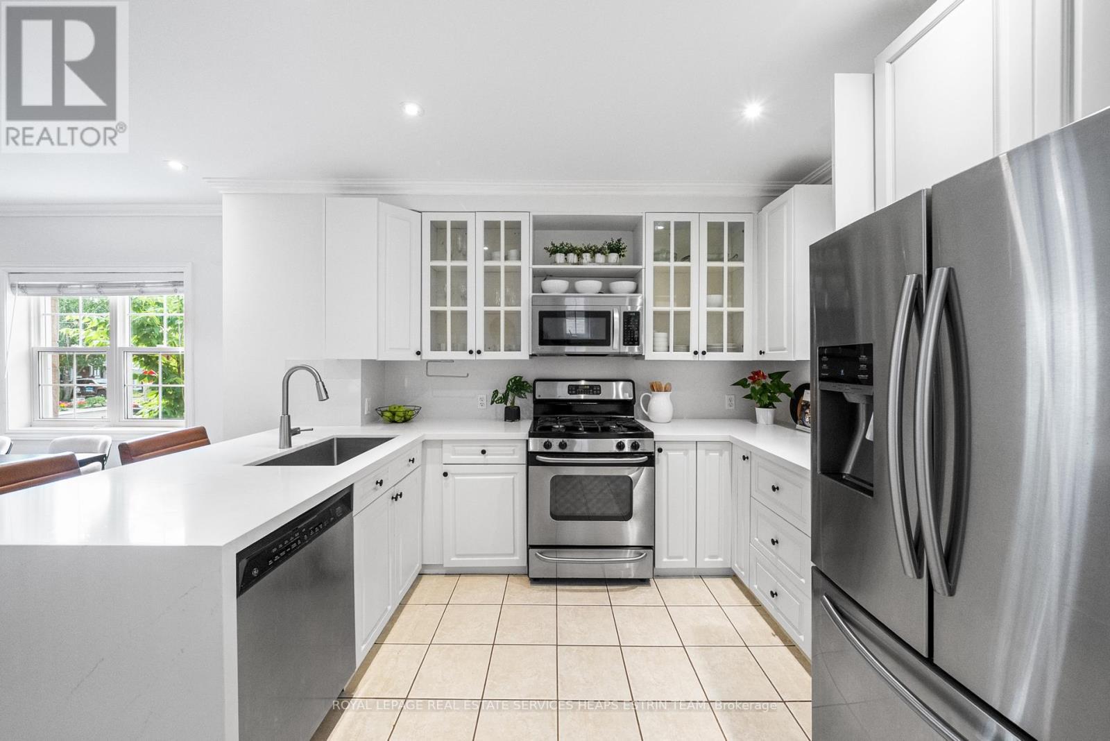 












284 BROADWAY AVENUE

,
Toronto,




Ontario
M4P1W3

