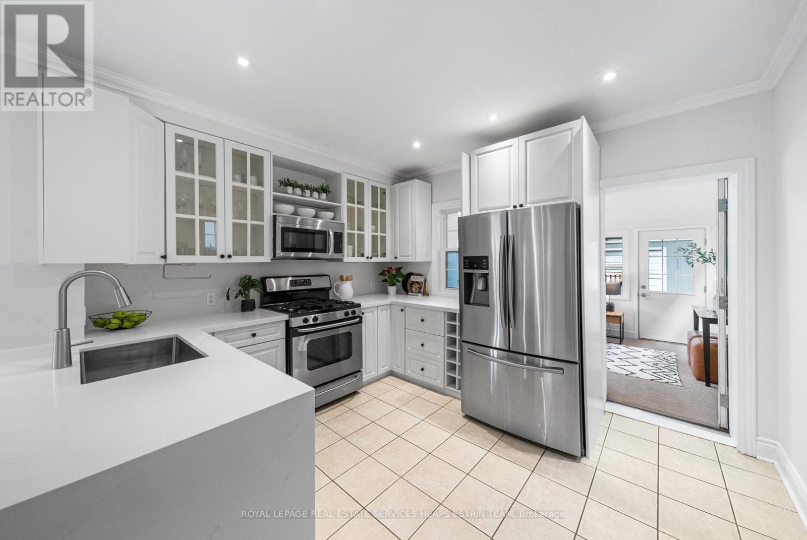 












284 BROADWAY AVENUE

,
Toronto,




Ontario
M4P1W3

