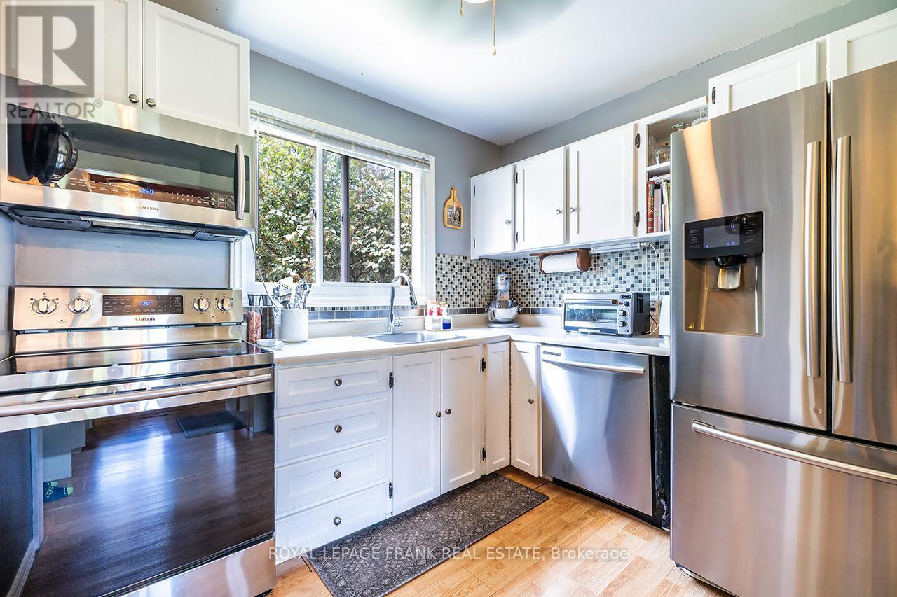 












16 SHELLEY DRIVE

,
Kawartha Lakes (Mariposa),




Ontario
K0M2C0

