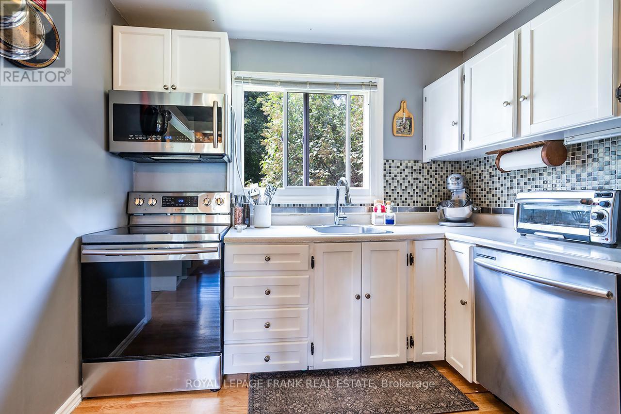 












16 SHELLEY DRIVE

,
Kawartha Lakes (Mariposa),




Ontario
K0M2C0

