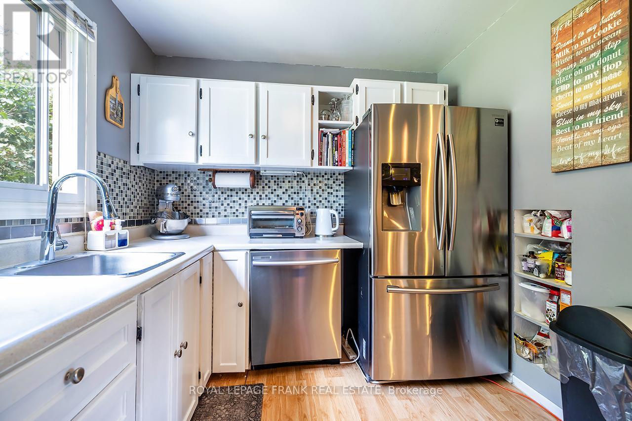 












16 SHELLEY DRIVE

,
Kawartha Lakes (Mariposa),




Ontario
K0M2C0

