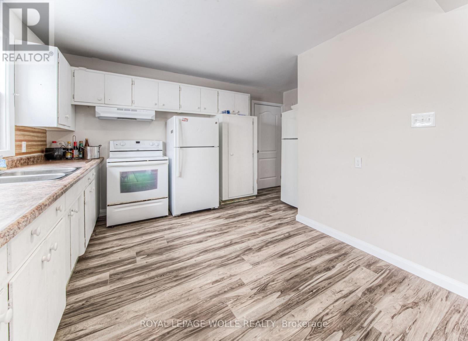 












42 CARDILL CRESCENT

,
Waterloo,




Ontario
N2L3Y6

