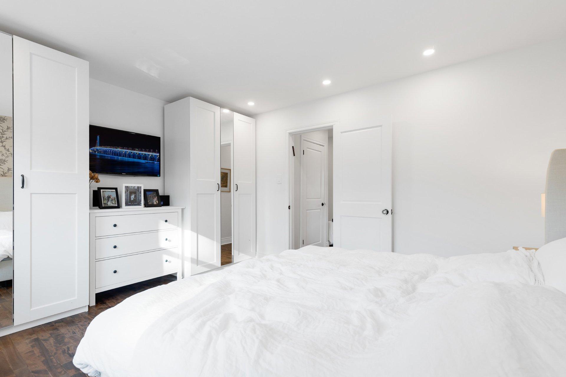 









8109


Ch. Edinburgh

,
Côte-Saint-Luc,




QC
H4X1B3

