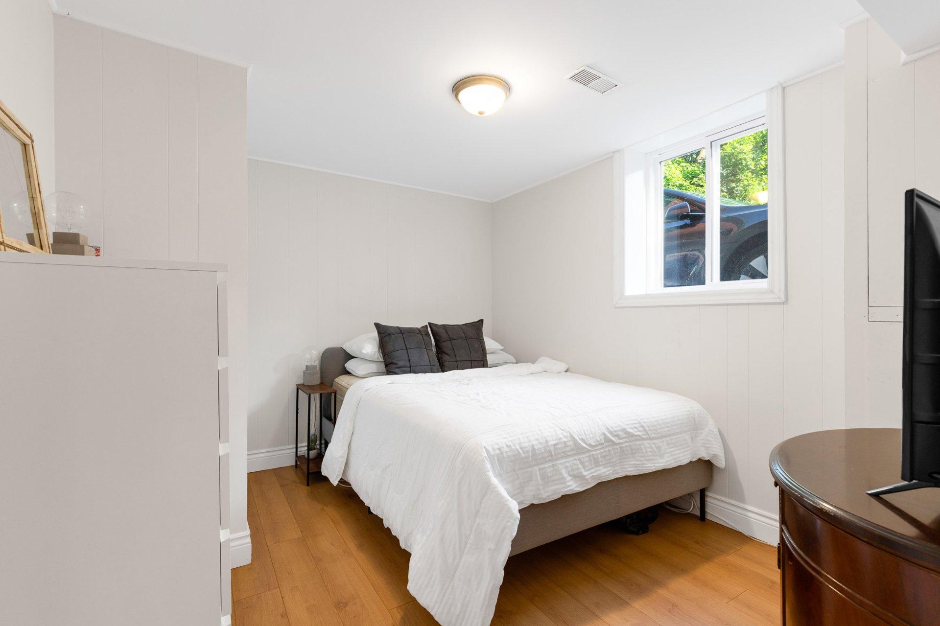 









8109


Ch. Edinburgh

,
Côte-Saint-Luc,




QC
H4X1B3

