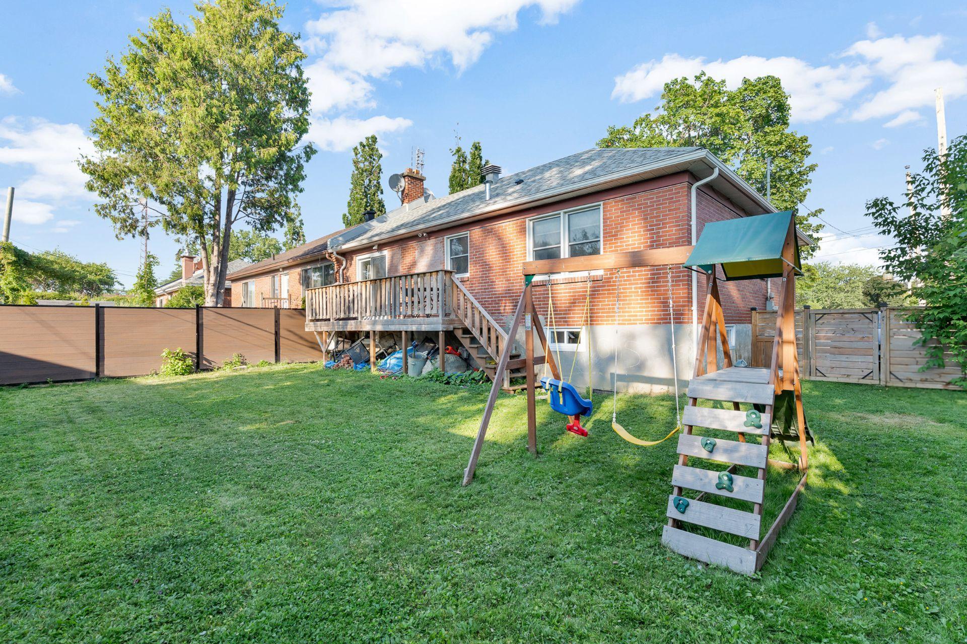 









8109


Ch. Edinburgh

,
Côte-Saint-Luc,




QC
H4X1B3

