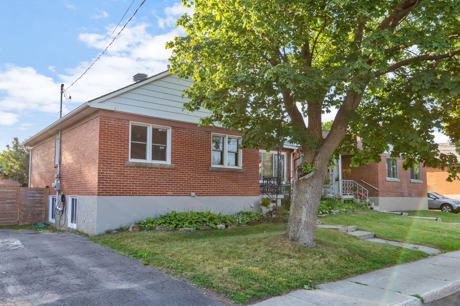 









8109


Ch. Edinburgh

,
Côte-Saint-Luc,




QC
H4X1B3


