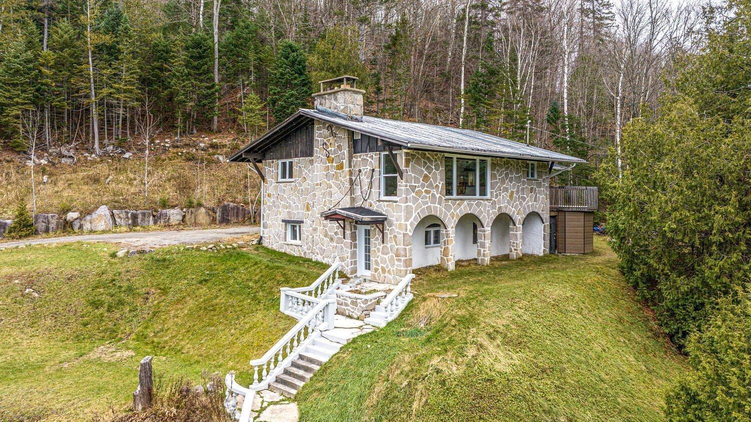 









2659

 - 2661


Ch. du Village

,
Saint-Adolphe-d'Howard,




QC
J0T2B0

