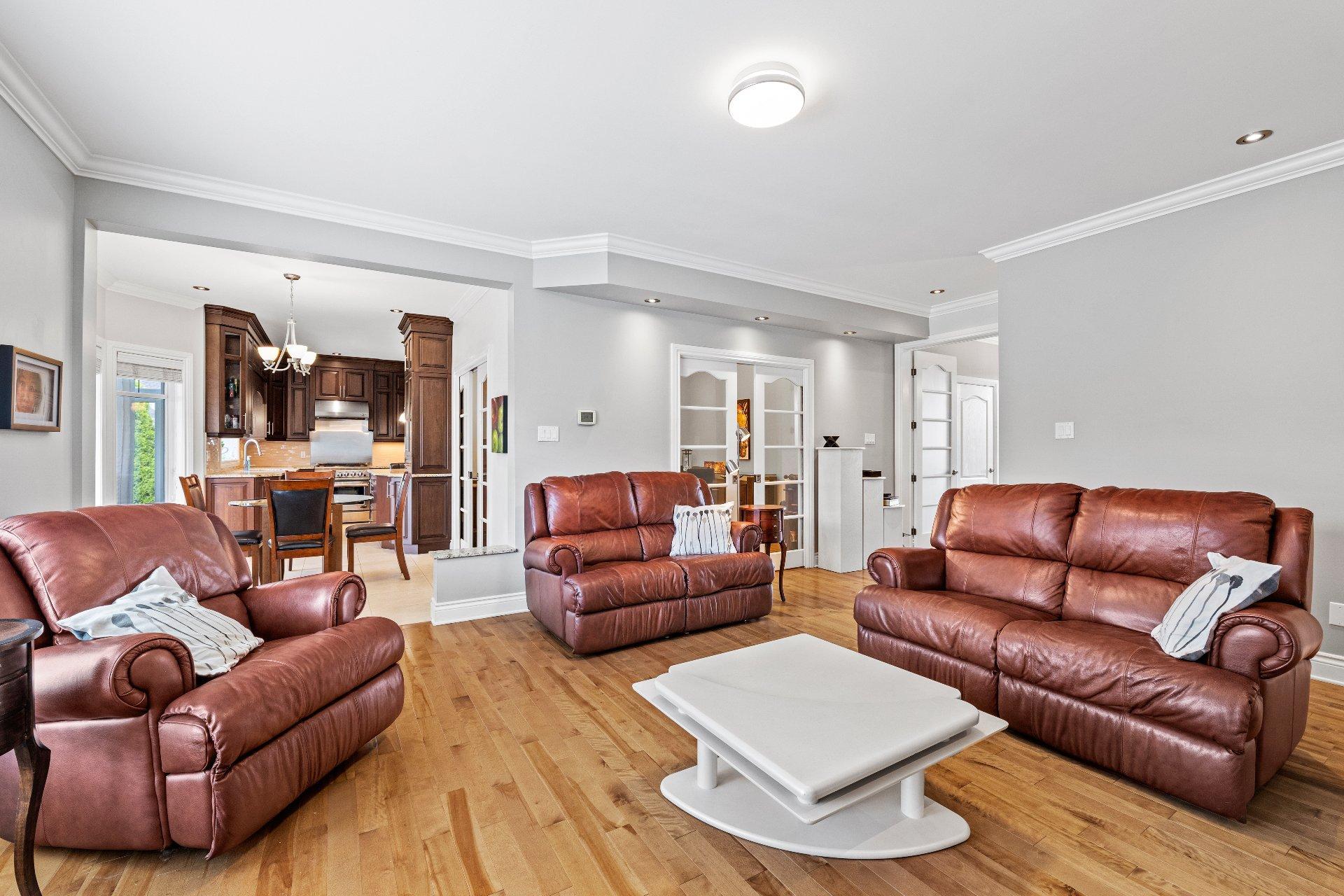 









198


Rue Brossard

,
Saint-Constant,




QC
J5A0B4

