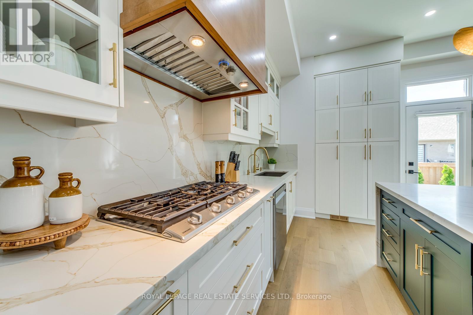 












3450 POST ROAD

,
Oakville,




Ontario
L6H0Y9

