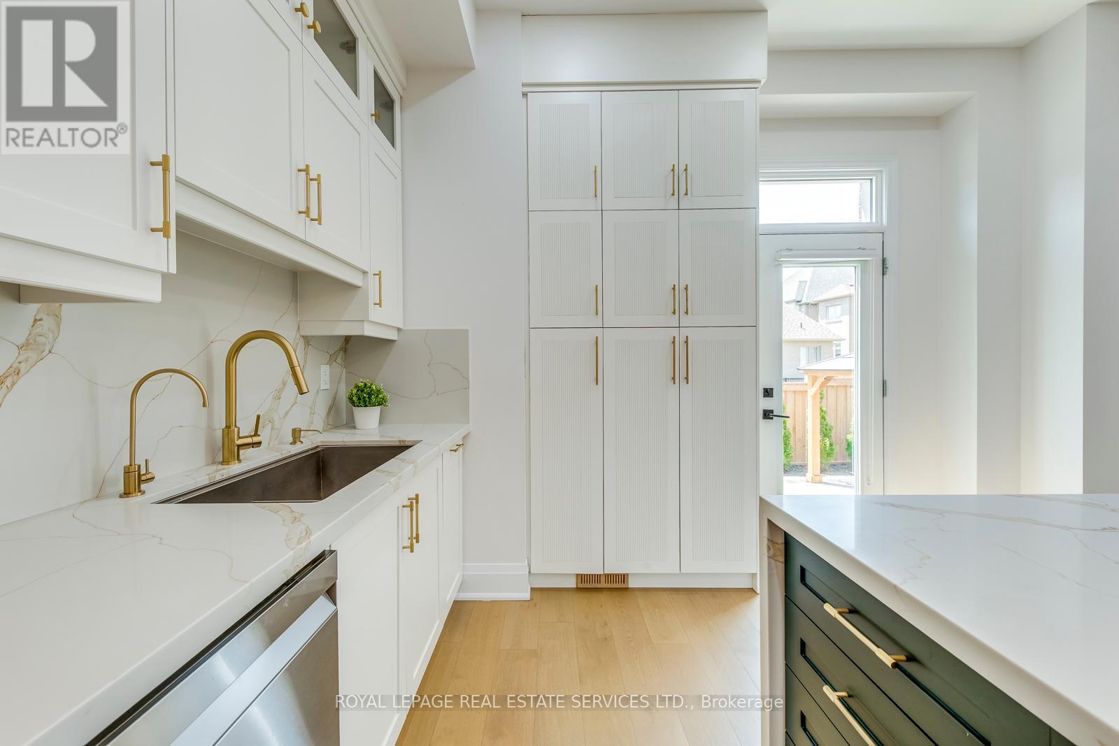 












3450 POST ROAD

,
Oakville,




Ontario
L6H0Y9

