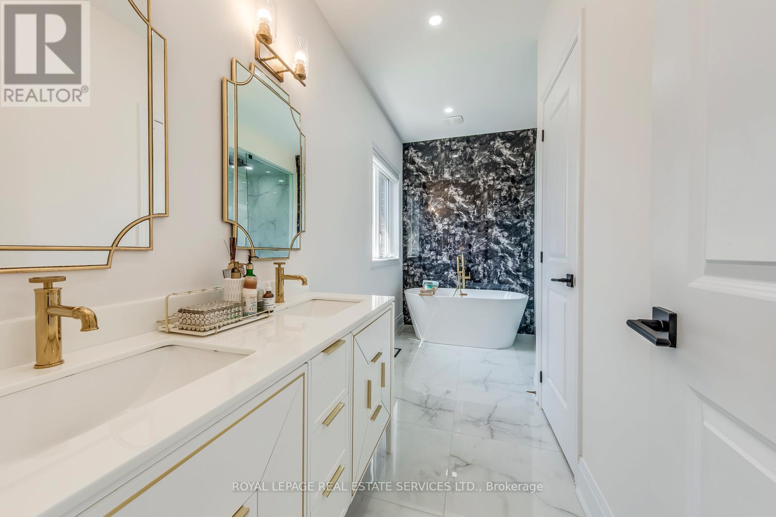 












3450 POST ROAD

,
Oakville,




Ontario
L6H0Y9

