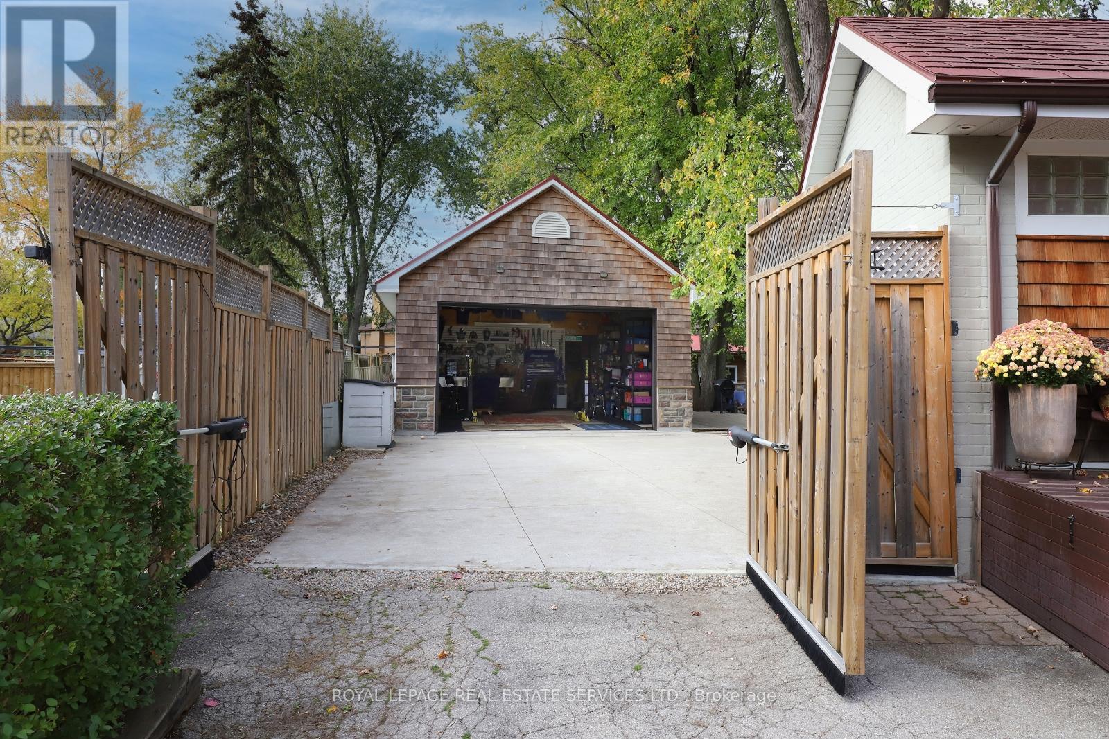 












167 OLIVER PLACE

,
Oakville,




Ontario
L6H1K9

