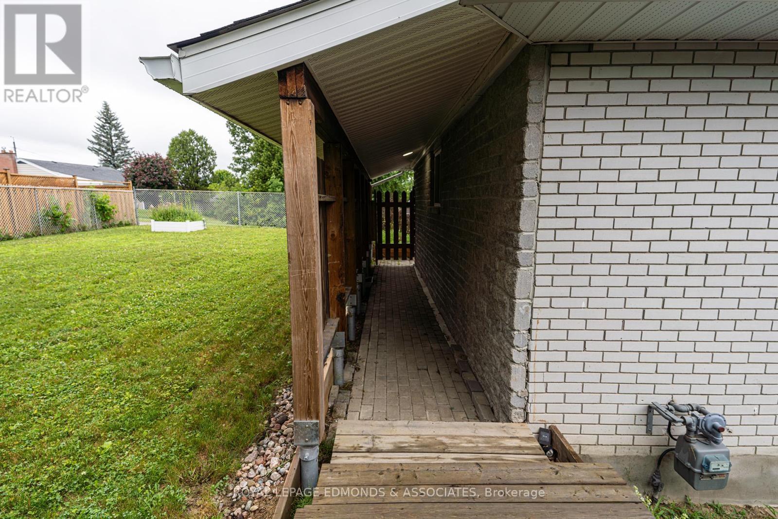 












540 ESTHER STREET

,
Pembroke,




Ontario
K8A3E9

