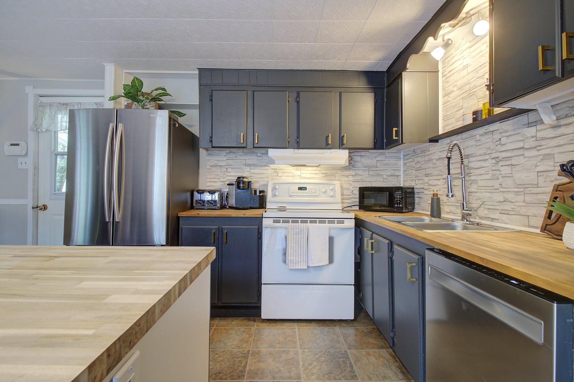 









100

 - 103


Ch. de la Rive

,
Compton,




QC
J0B1L0


