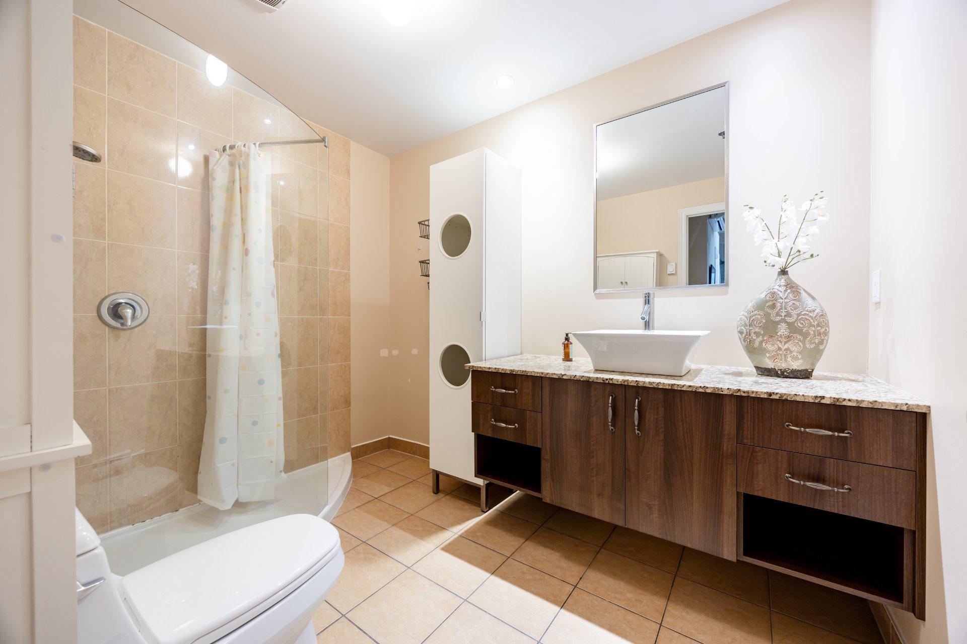 









1200


Rue St-Alexandre

, 119,
Montréal (Ville-Marie),




QC
H3B3H5

