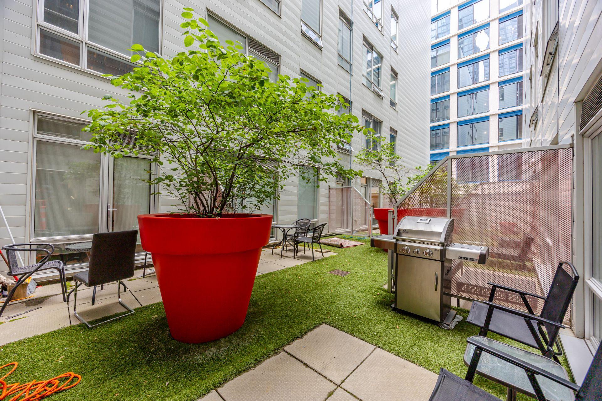









1200


Rue St-Alexandre

, 119,
Montréal (Ville-Marie),




QC
H3B3H5

