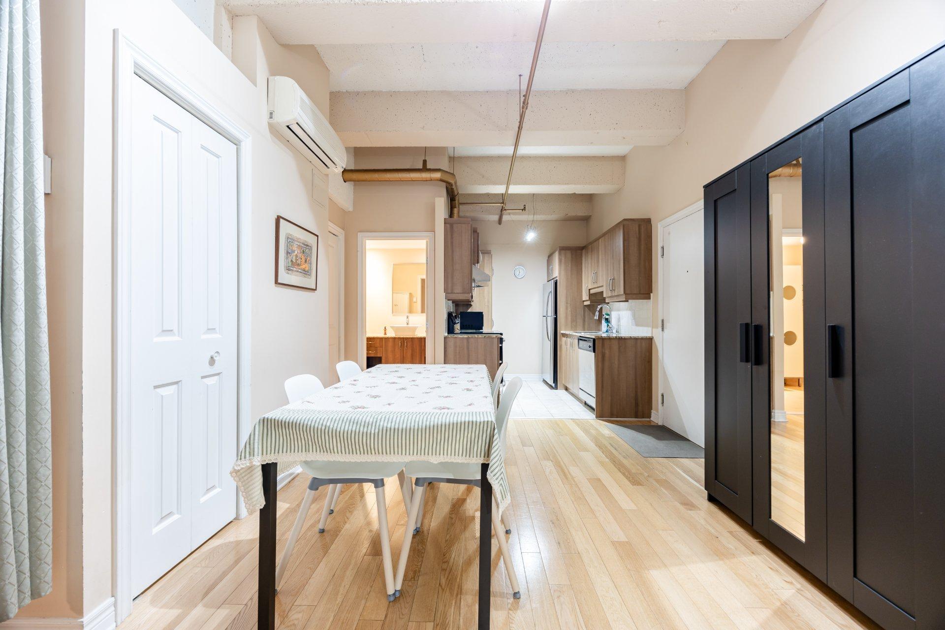 









1200


Rue St-Alexandre

, 119,
Montréal (Ville-Marie),




QC
H3B3H5

