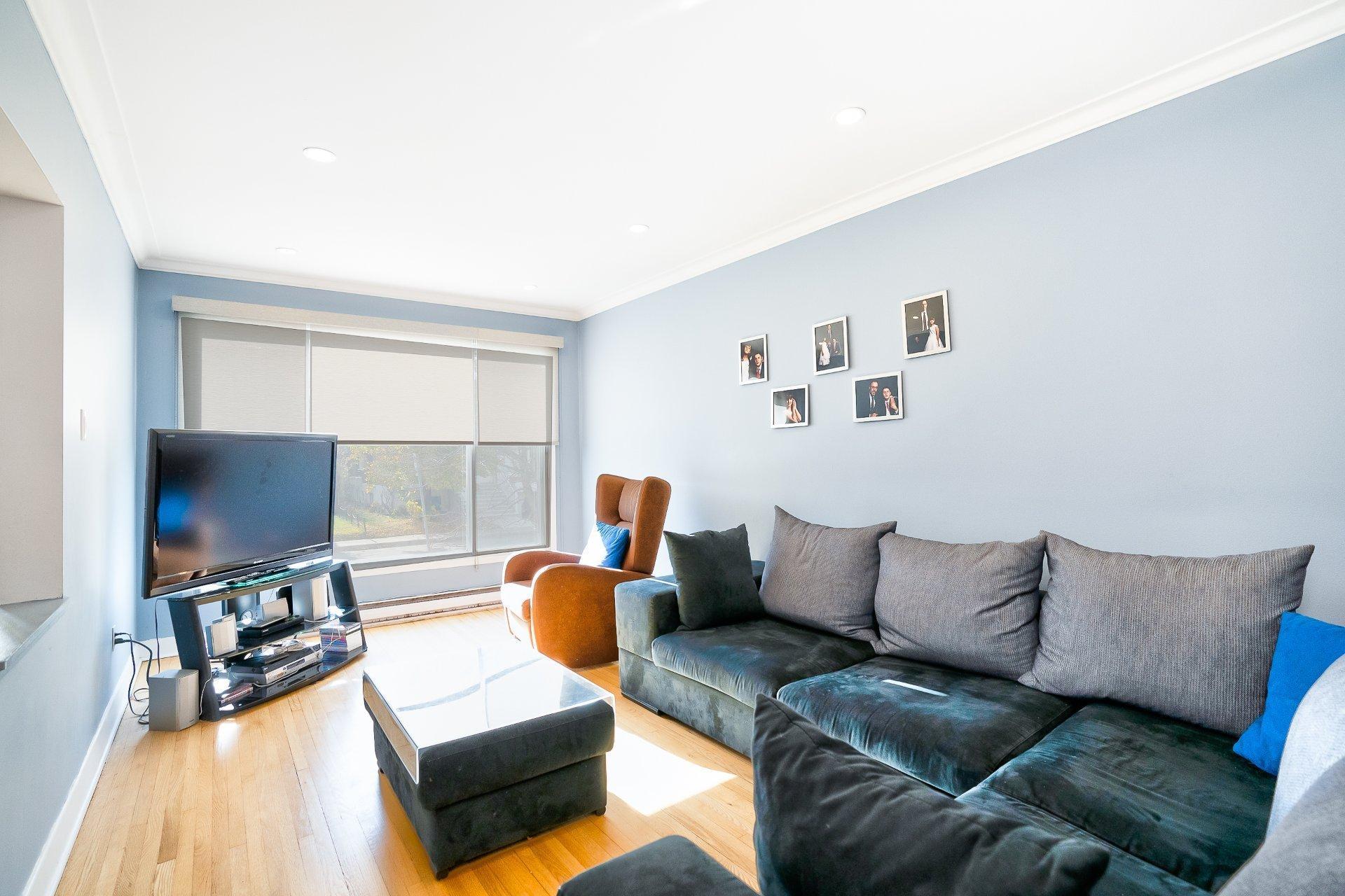 









7339

 - 7343


Av. de Fougeray

,
Montréal (Anjou),




QC
H1K3K2

