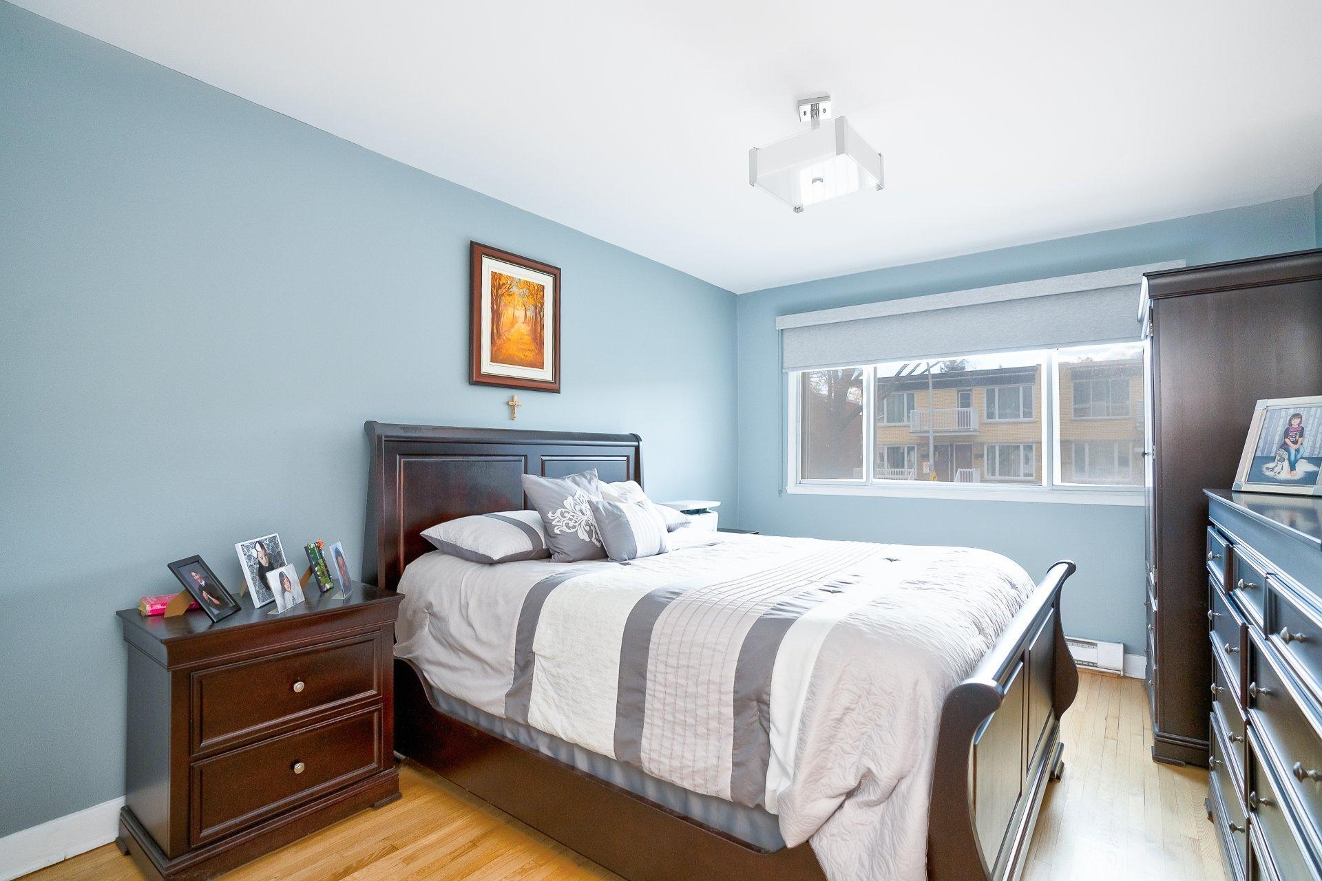 









7339

 - 7343


Av. de Fougeray

,
Montréal (Anjou),




QC
H1K3K2

