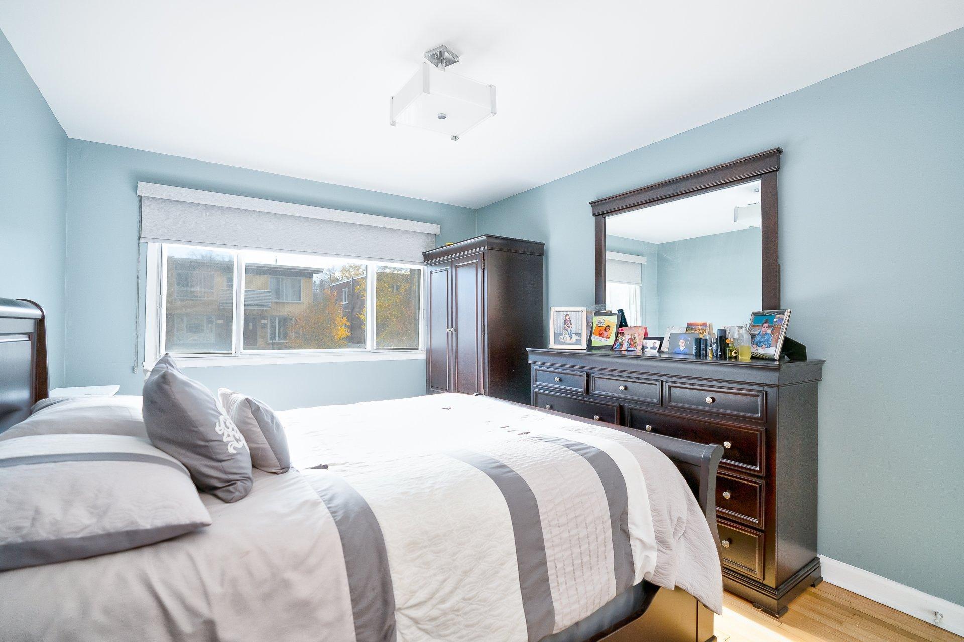 









7339

 - 7343


Av. de Fougeray

,
Montréal (Anjou),




QC
H1K3K2

