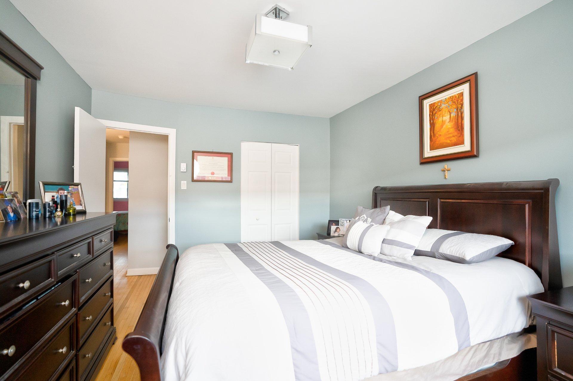 









7339

 - 7343


Av. de Fougeray

,
Montréal (Anjou),




QC
H1K3K2

