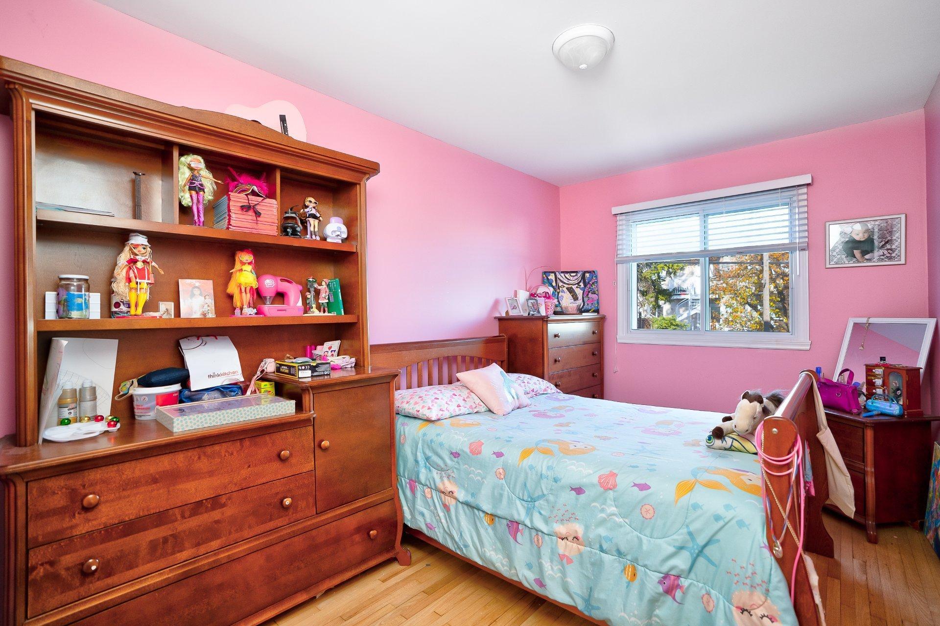 









7339

 - 7343


Av. de Fougeray

,
Montréal (Anjou),




QC
H1K3K2

