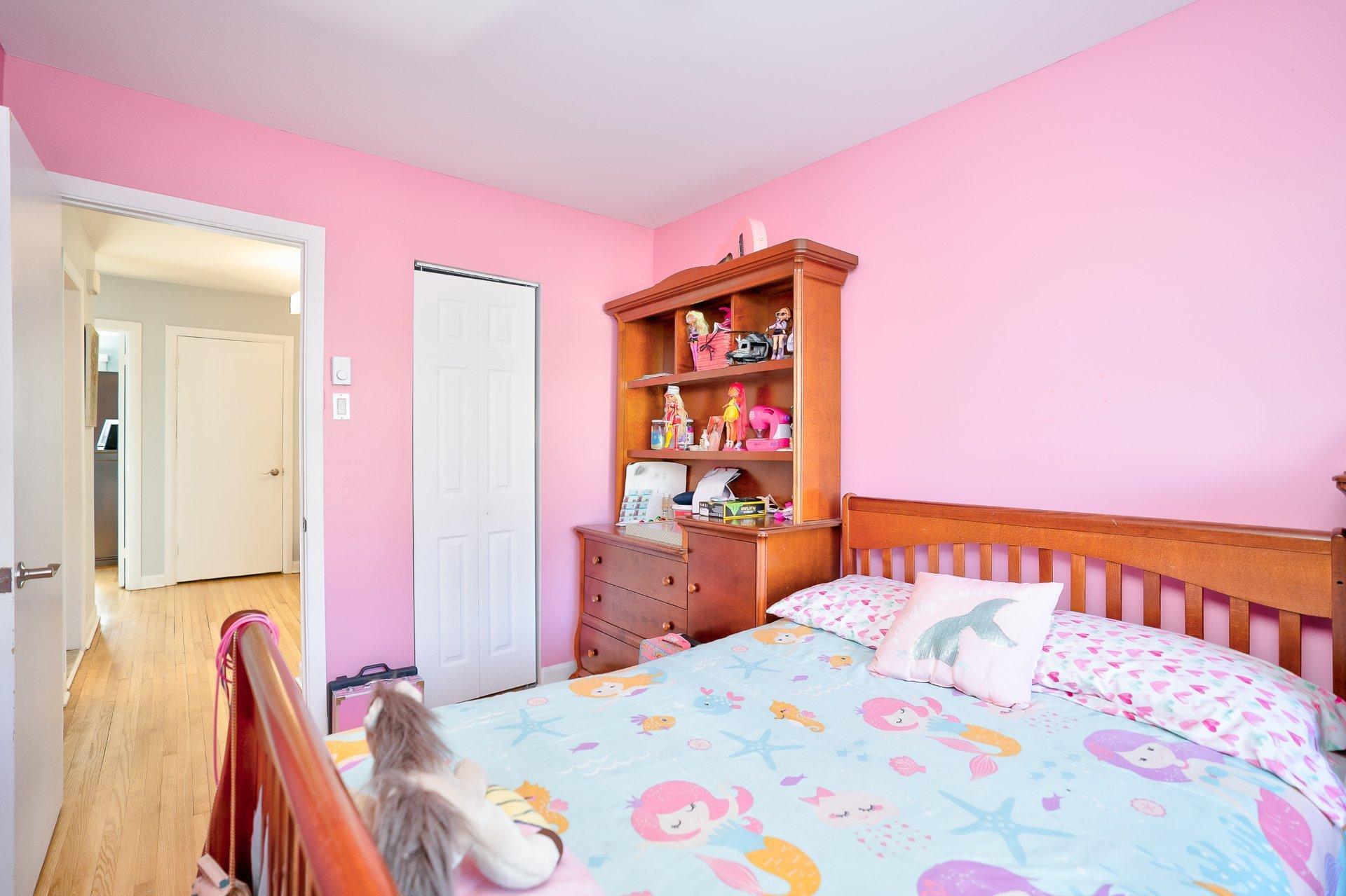 









7339

 - 7343


Av. de Fougeray

,
Montréal (Anjou),




QC
H1K3K2

