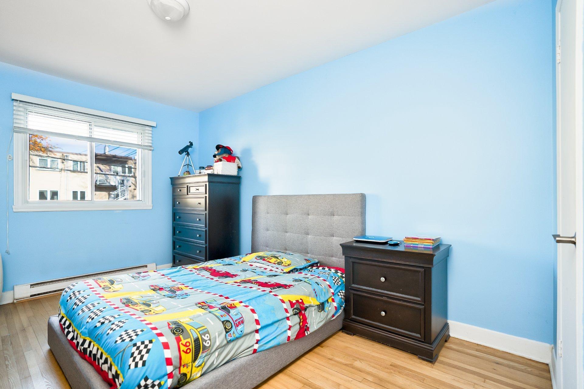









7339

 - 7343


Av. de Fougeray

,
Montréal (Anjou),




QC
H1K3K2

