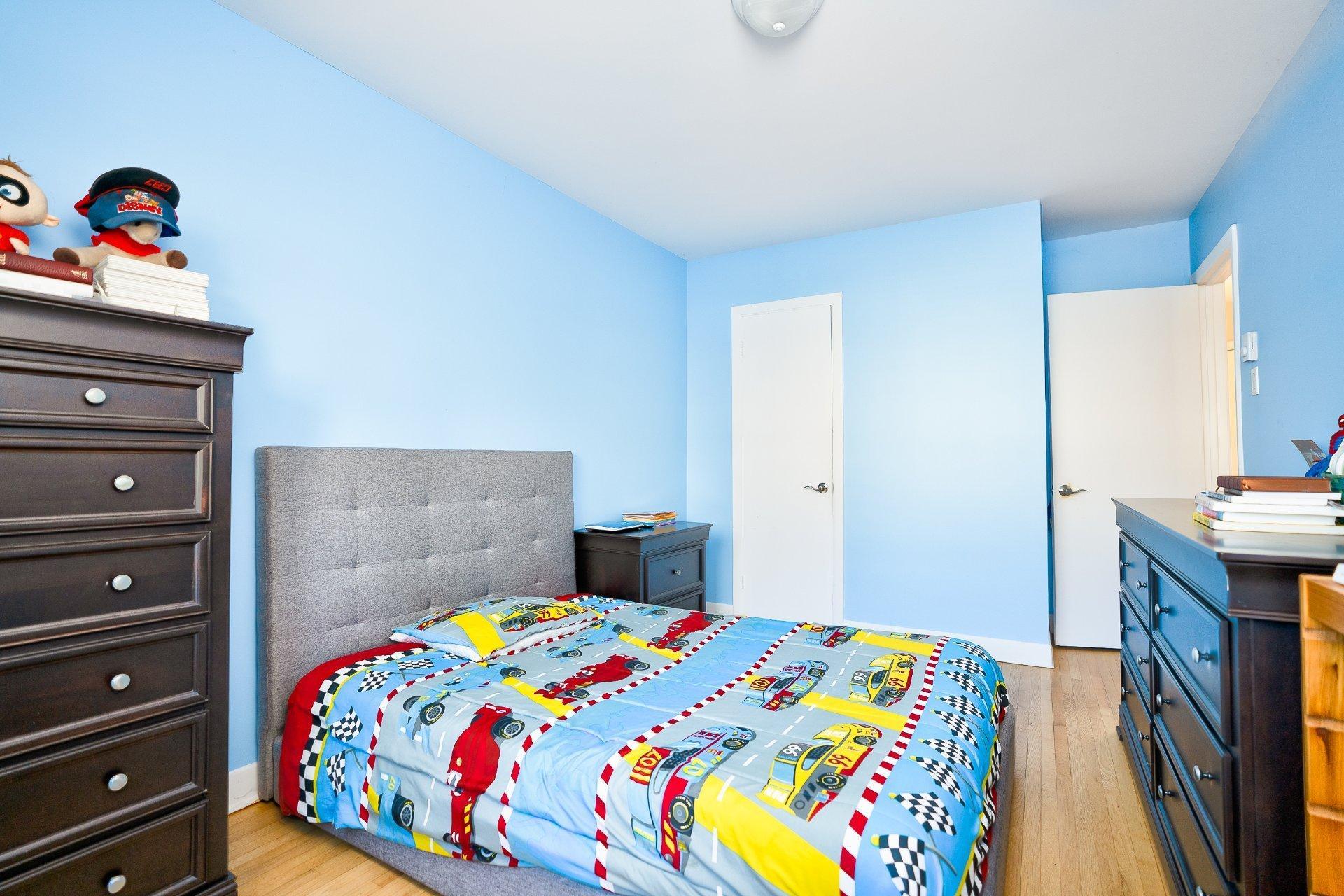 









7339

 - 7343


Av. de Fougeray

,
Montréal (Anjou),




QC
H1K3K2

