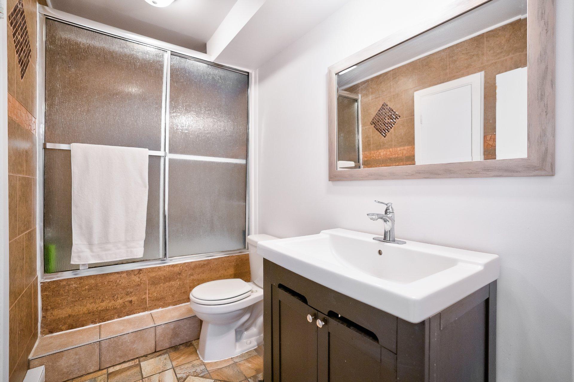 









7339

 - 7343


Av. de Fougeray

,
Montréal (Anjou),




QC
H1K3K2


