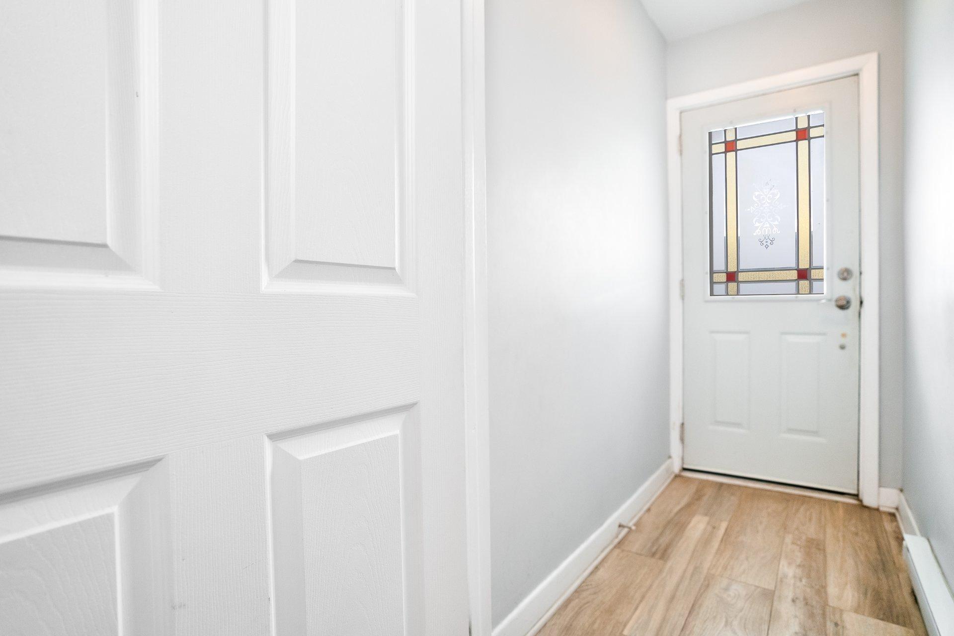 









7339

 - 7343


Av. de Fougeray

,
Montréal (Anjou),




QC
H1K3K2

