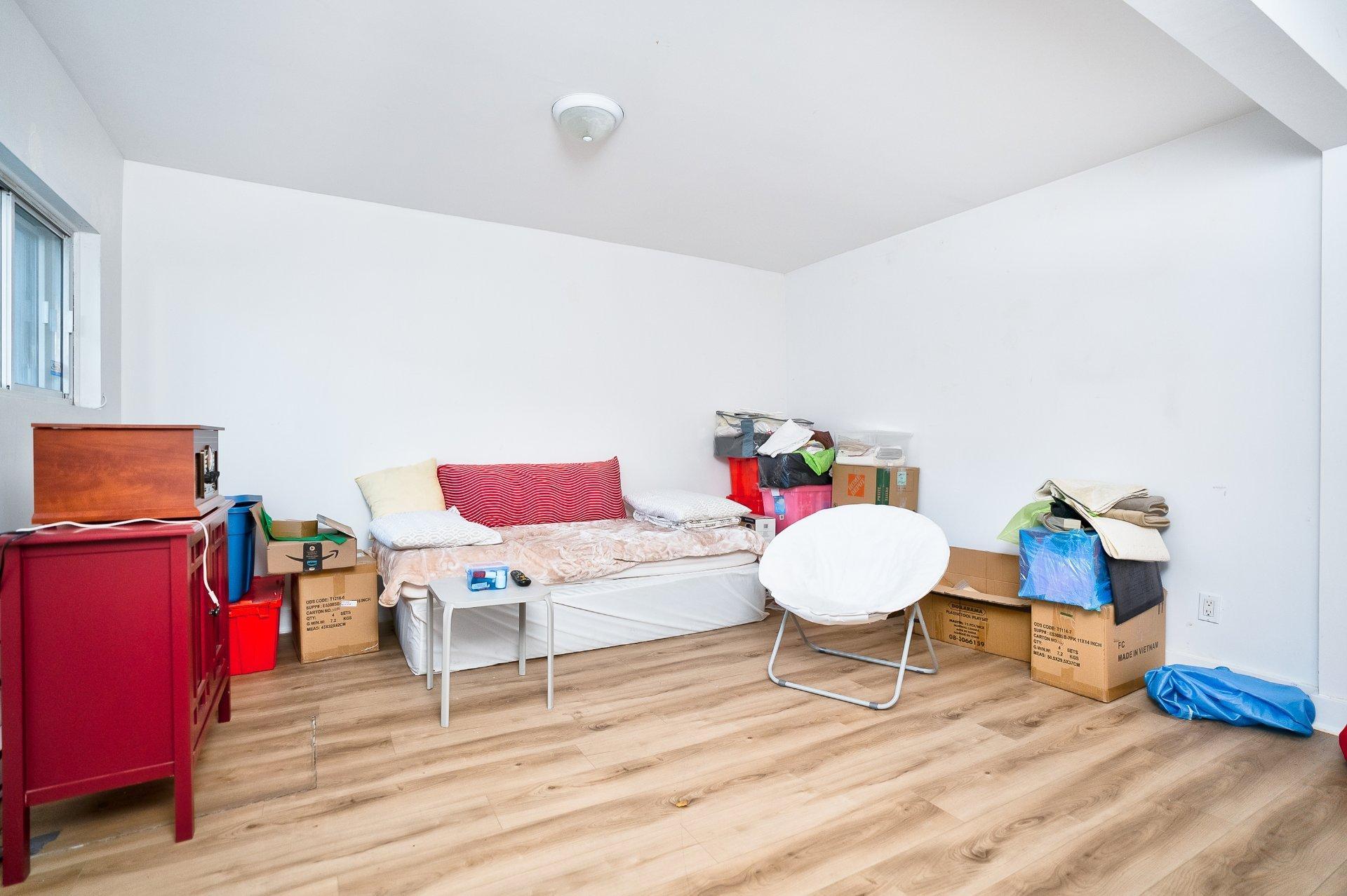 









7339

 - 7343


Av. de Fougeray

,
Montréal (Anjou),




QC
H1K3K2

