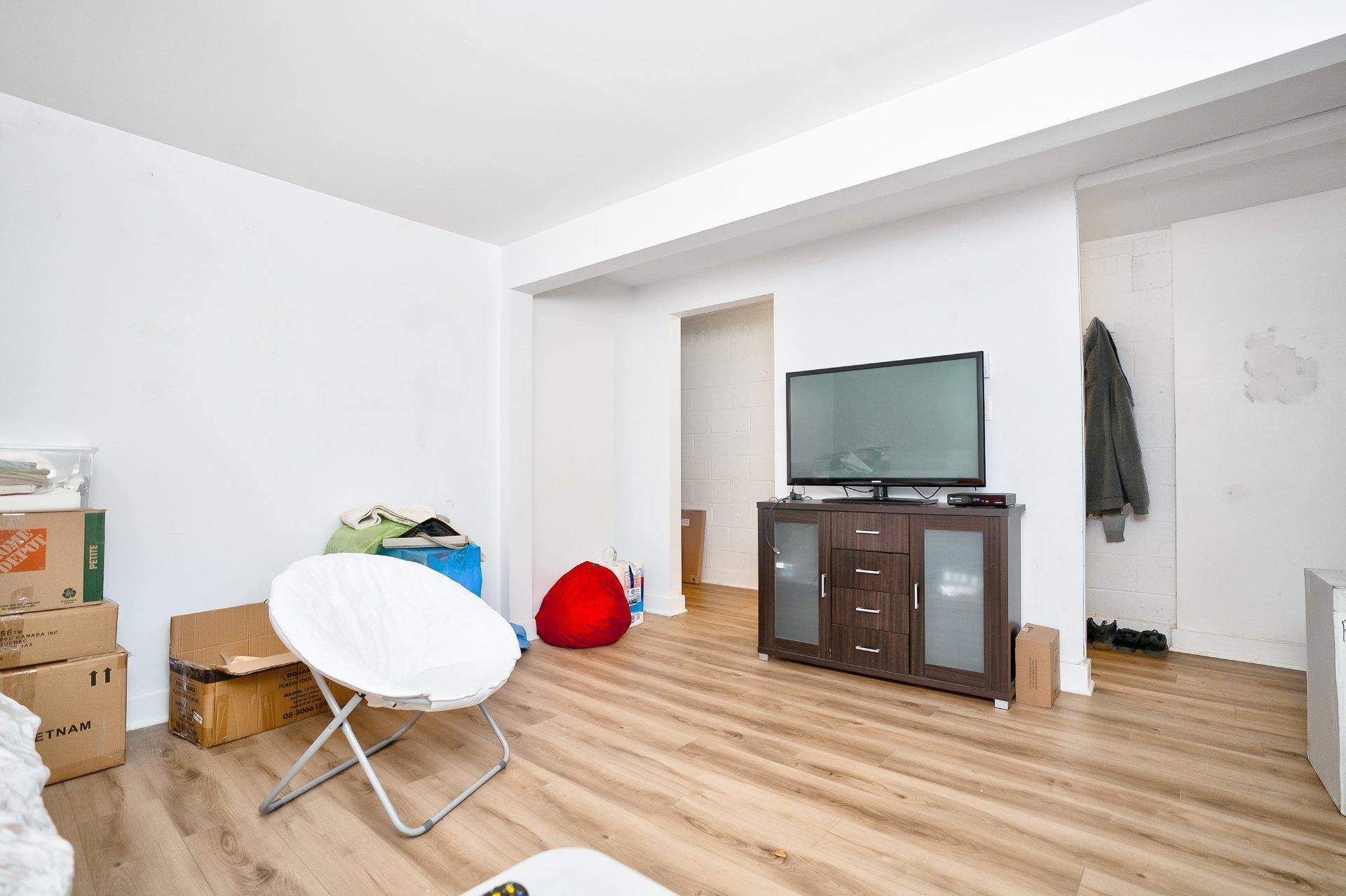 









7339

 - 7343


Av. de Fougeray

,
Montréal (Anjou),




QC
H1K3K2

