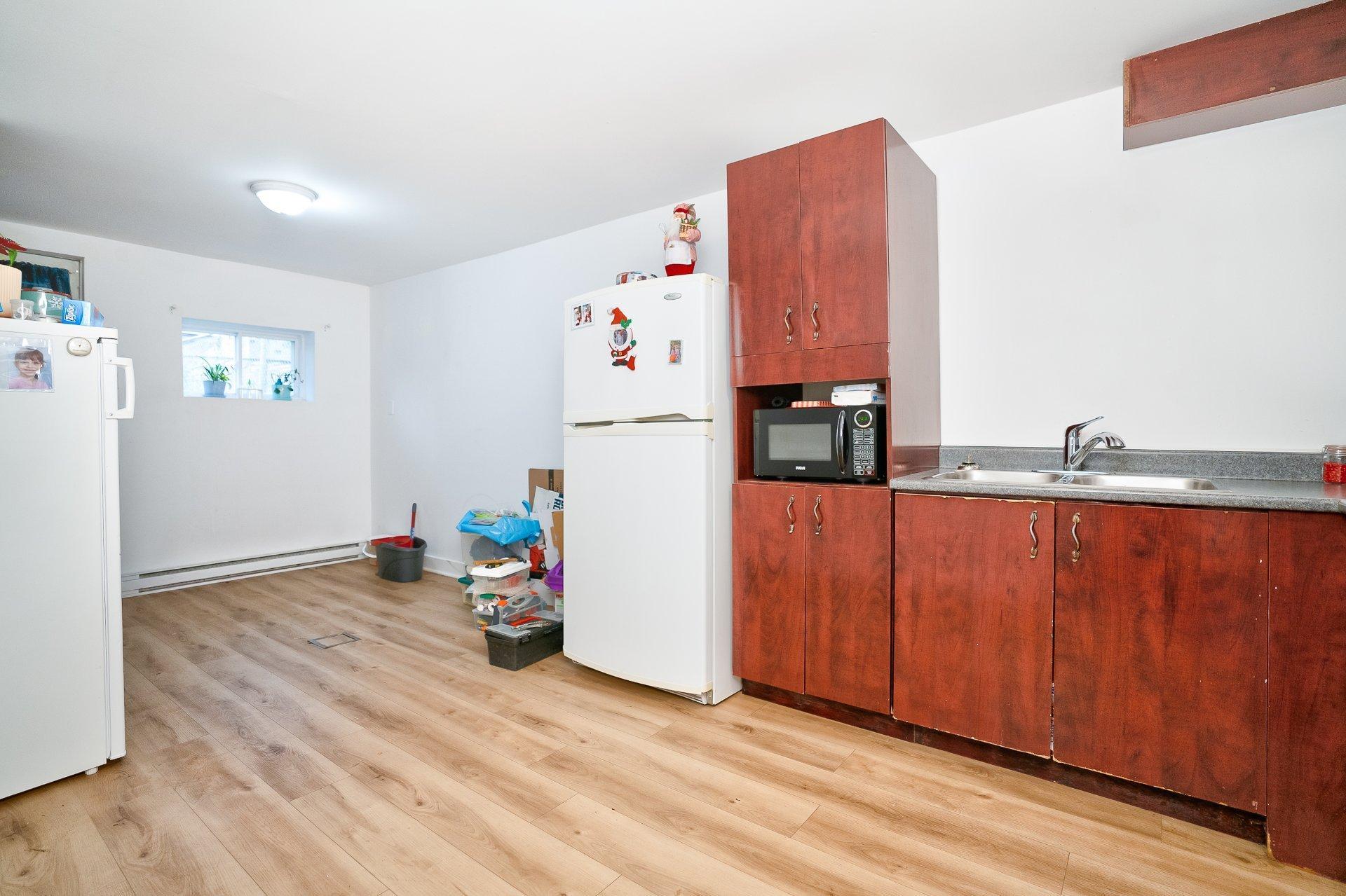 









7339

 - 7343


Av. de Fougeray

,
Montréal (Anjou),




QC
H1K3K2

