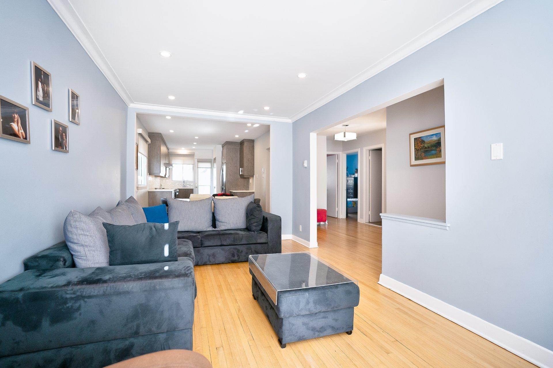 









7339

 - 7343


Av. de Fougeray

,
Montréal (Anjou),




QC
H1K3K2

