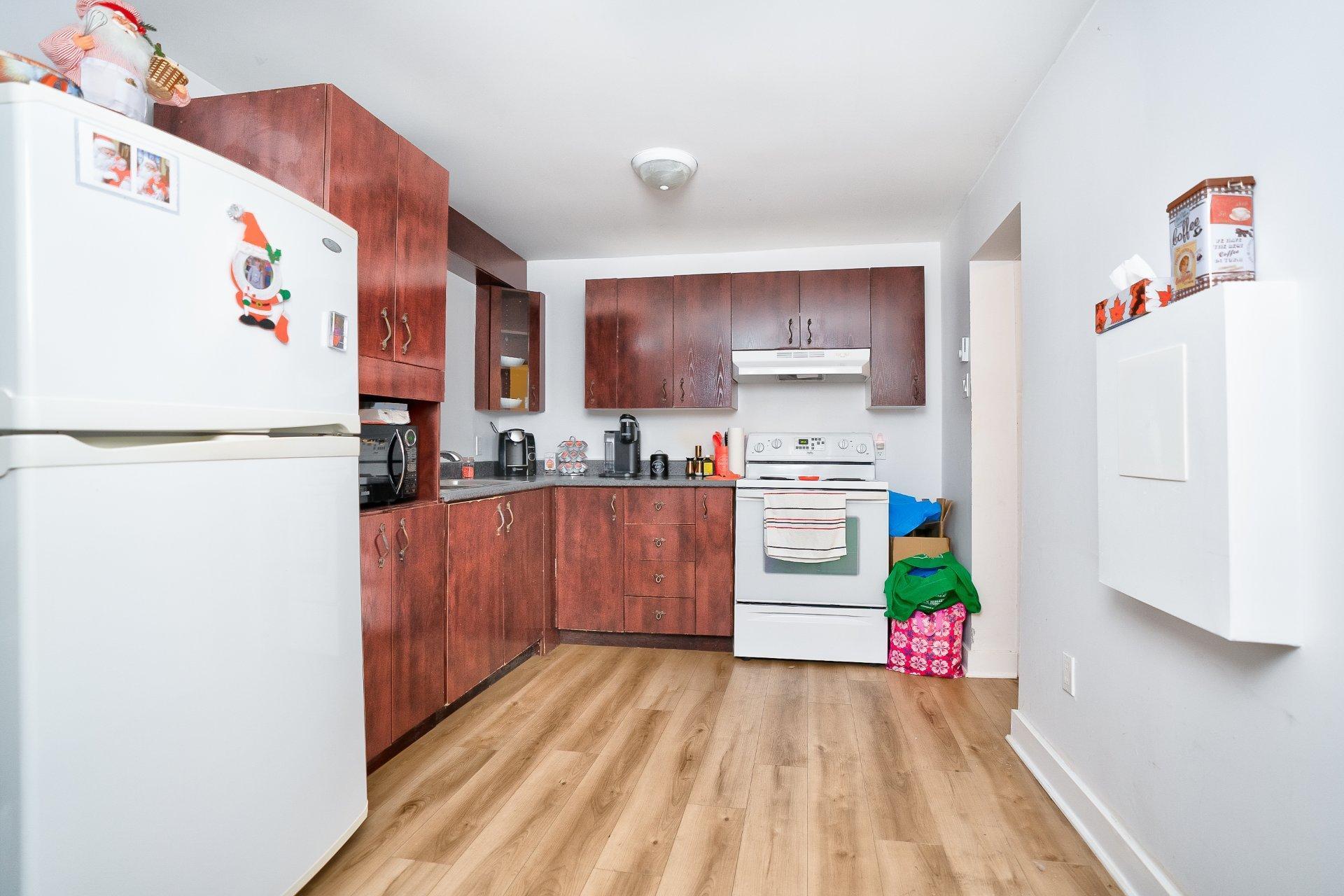 









7339

 - 7343


Av. de Fougeray

,
Montréal (Anjou),




QC
H1K3K2

