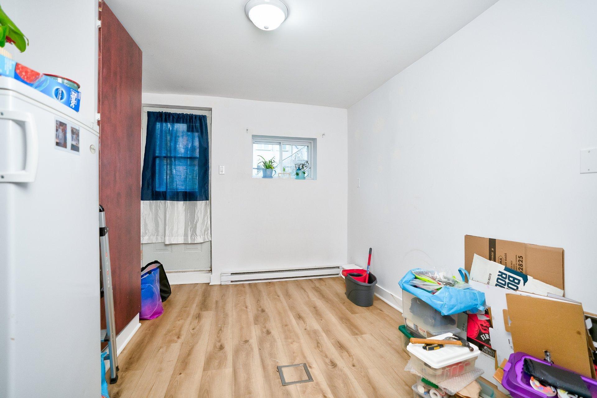 









7339

 - 7343


Av. de Fougeray

,
Montréal (Anjou),




QC
H1K3K2


