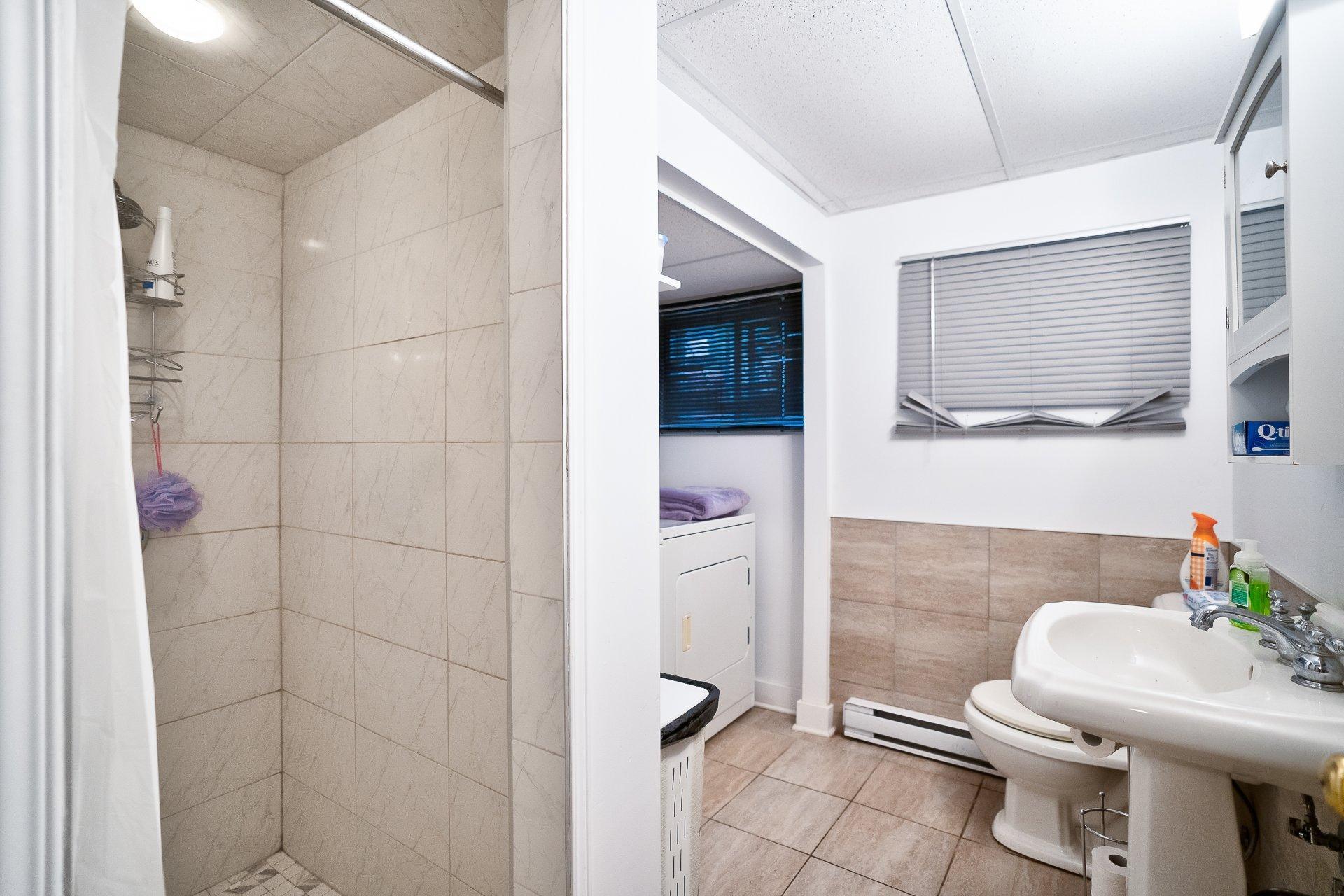 









7339

 - 7343


Av. de Fougeray

,
Montréal (Anjou),




QC
H1K3K2

