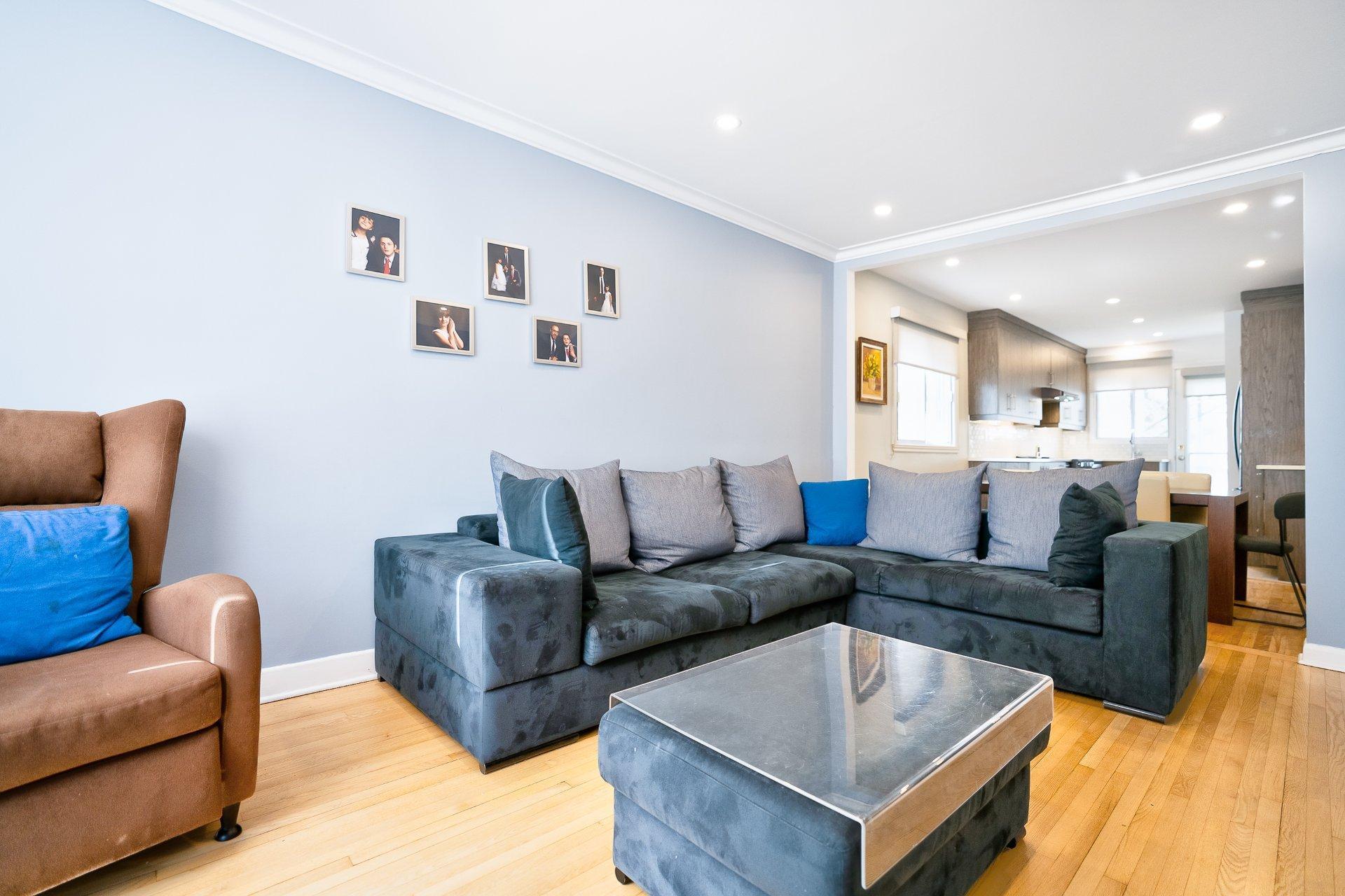 









7339

 - 7343


Av. de Fougeray

,
Montréal (Anjou),




QC
H1K3K2

