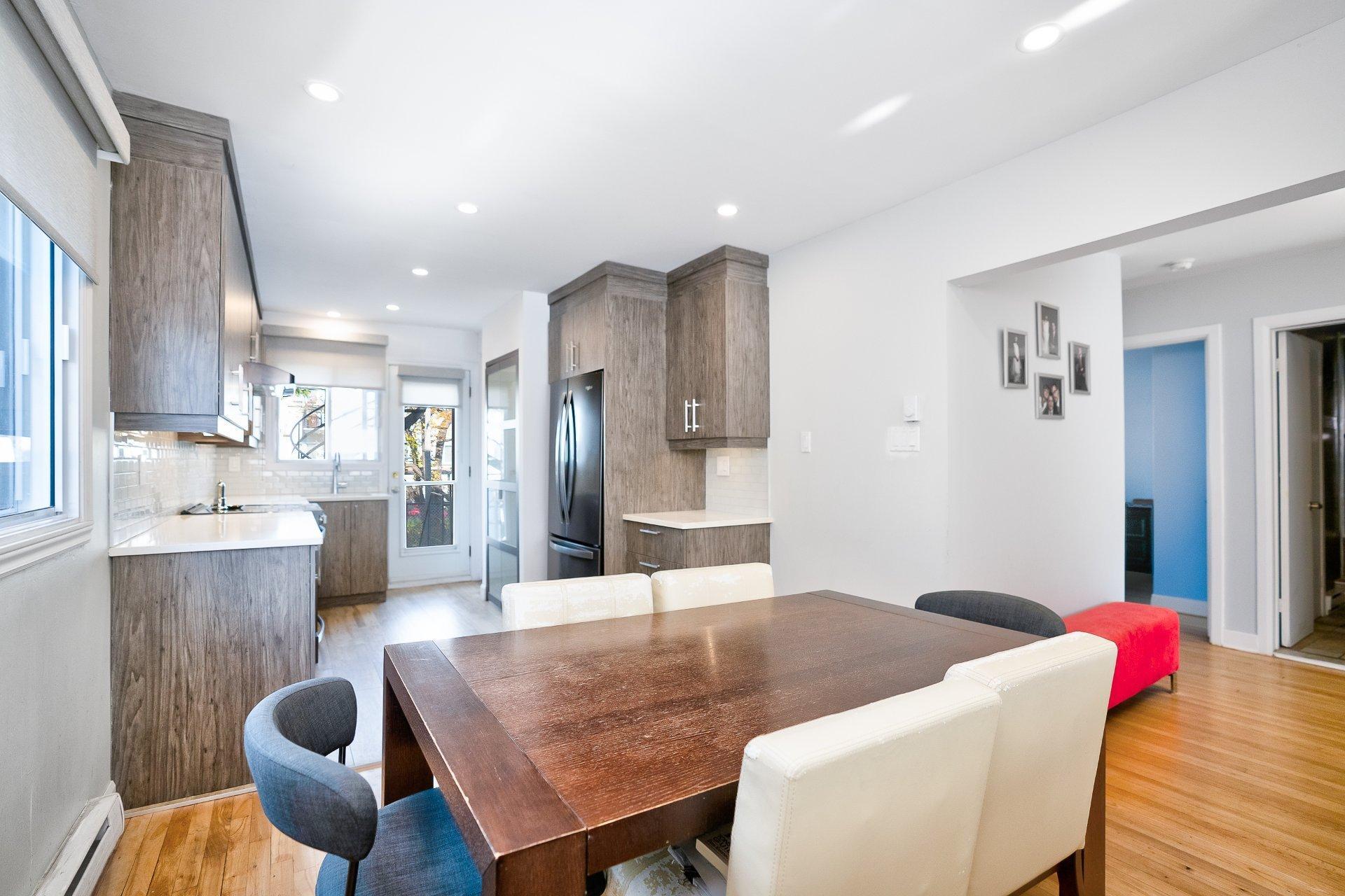 









7339

 - 7343


Av. de Fougeray

,
Montréal (Anjou),




QC
H1K3K2

