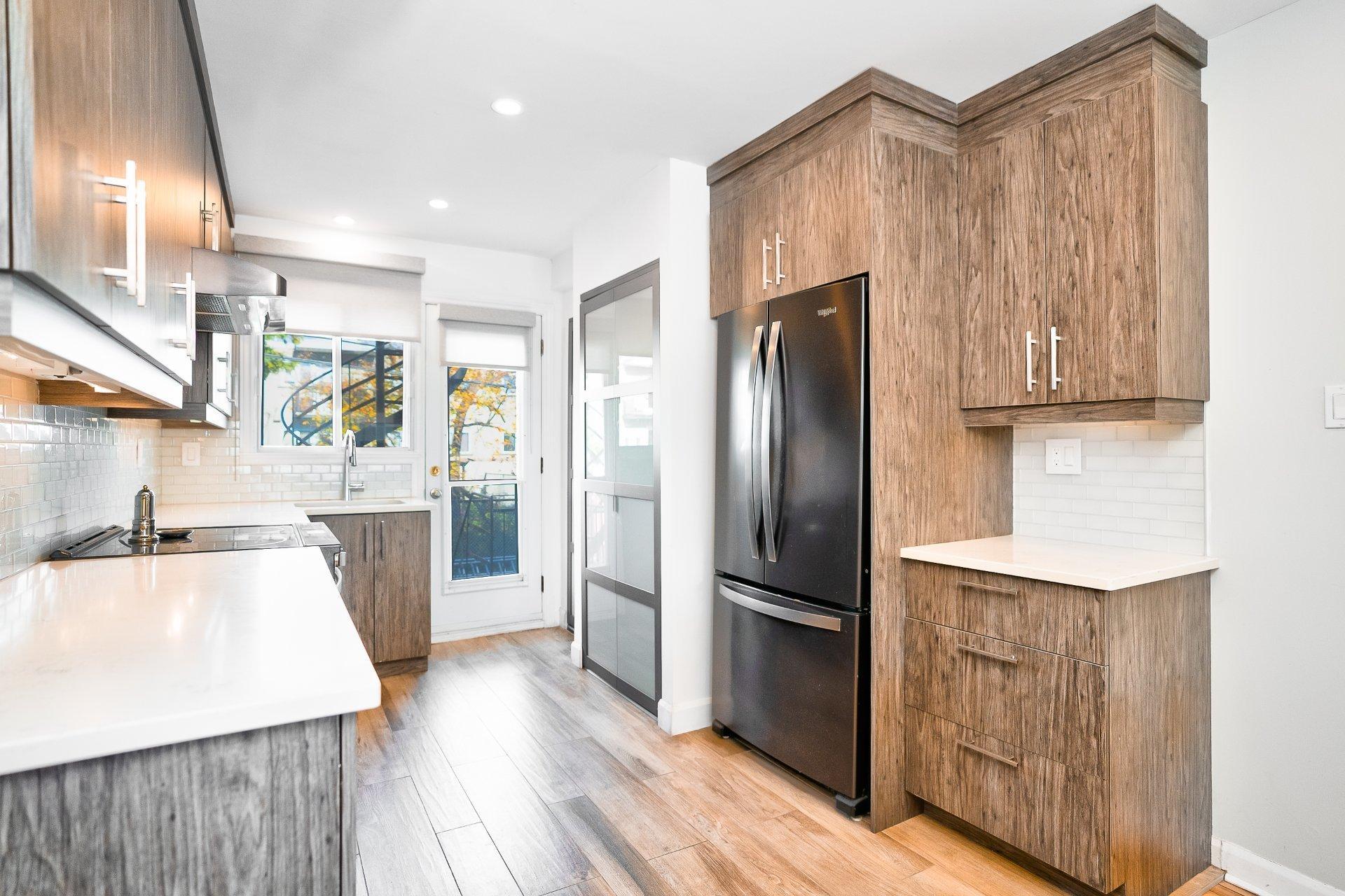 









7339

 - 7343


Av. de Fougeray

,
Montréal (Anjou),




QC
H1K3K2

