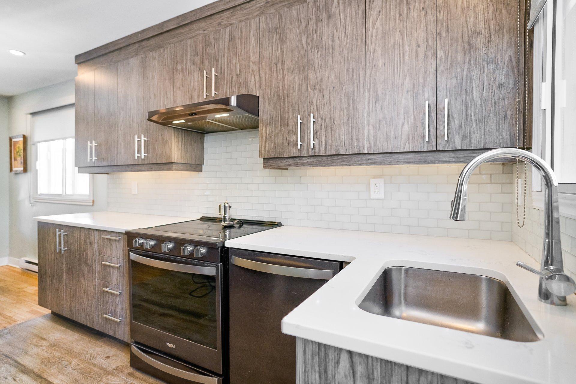 









7339

 - 7343


Av. de Fougeray

,
Montréal (Anjou),




QC
H1K3K2

